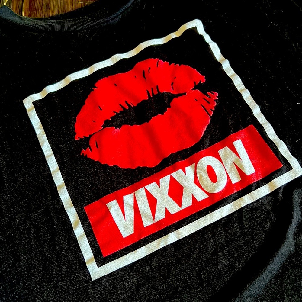 Vixxon/Dixxon black sleeveless shirt with red lips size medium